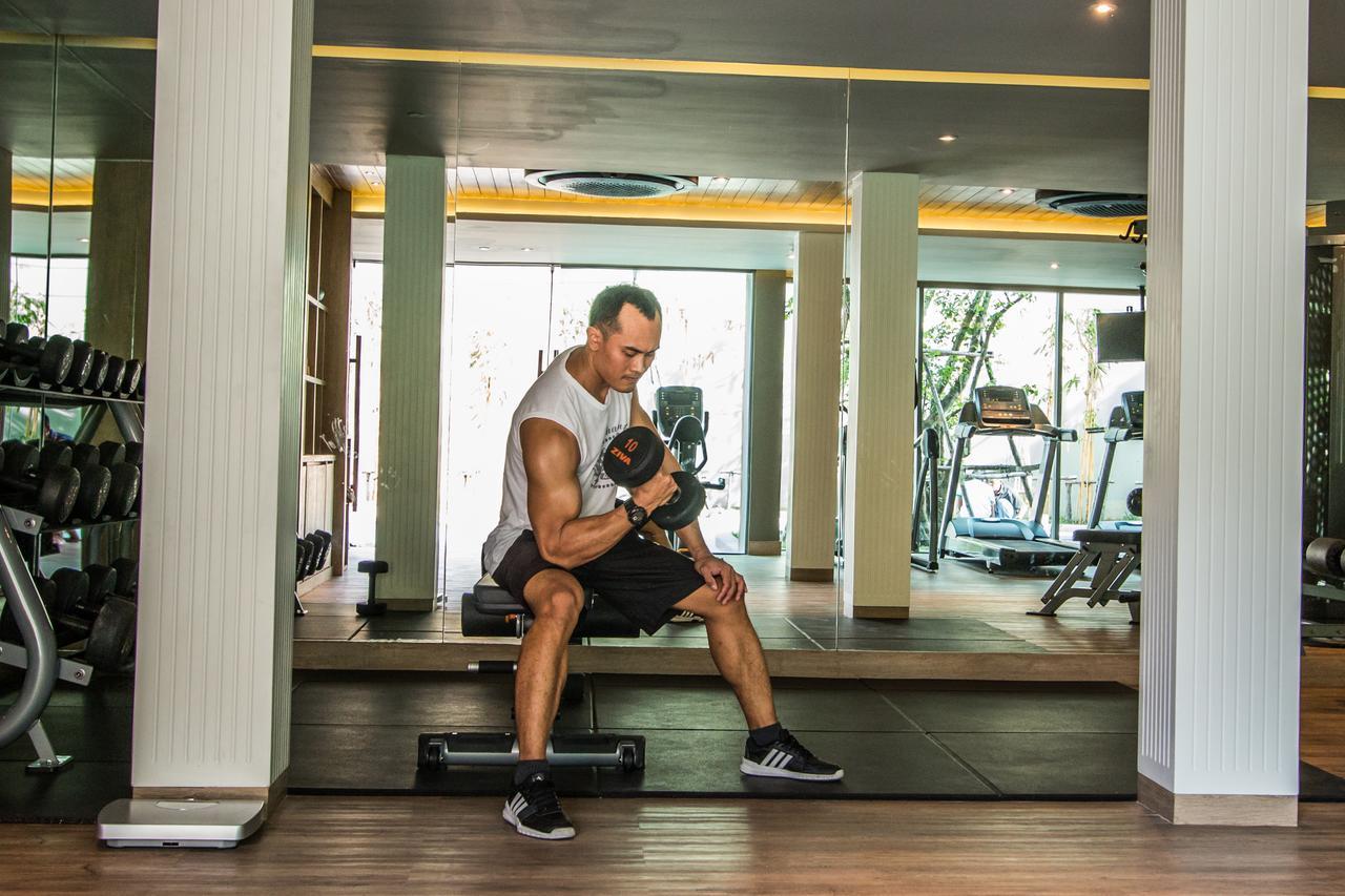 ホテル マイ ハウス パトン ヒル【SHA Extra+認定】 エクステリア 写真 A man lifting weights