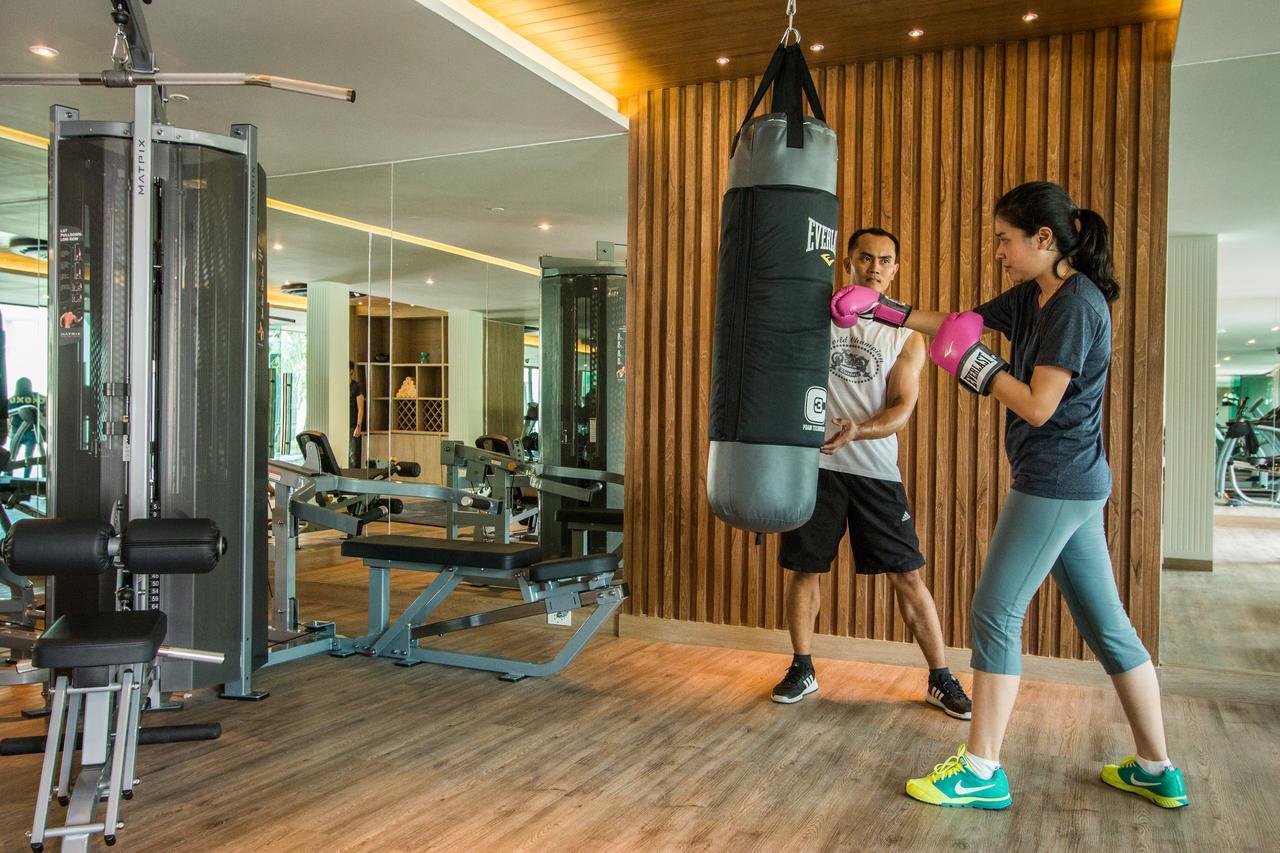 ホテル マイ ハウス パトン ヒル【SHA Extra+認定】 エクステリア 写真 A woman training with a personal trainer