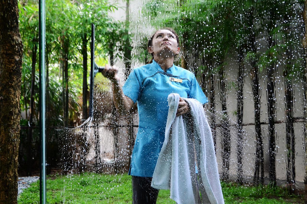 ホテル マイ ハウス パトン ヒル【SHA Extra+認定】 エクステリア 写真 A woman showering outdoors